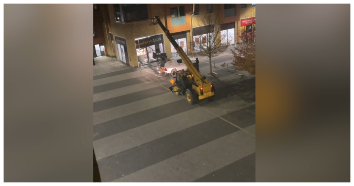 ভিডিও থেকে এটিএম মেশিন চুরির দৃশ্য। ছবি: বিবিসি